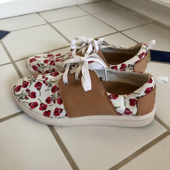 ‼️SOLD‼️ NWOT Toms Floral & Leather Lace-Up Sneakers - Picture 2 of 4